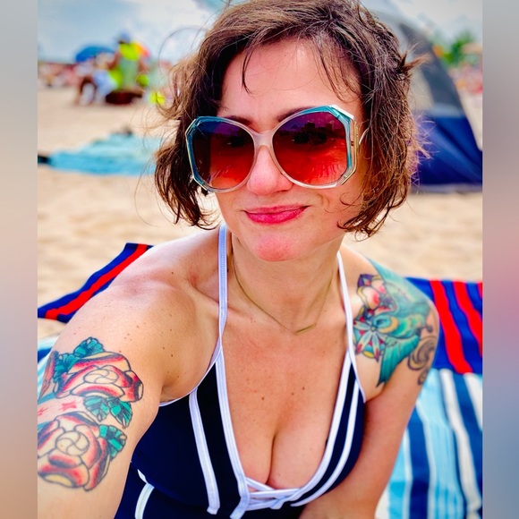 Meet your Posher, Lori - Picture 3 of 3